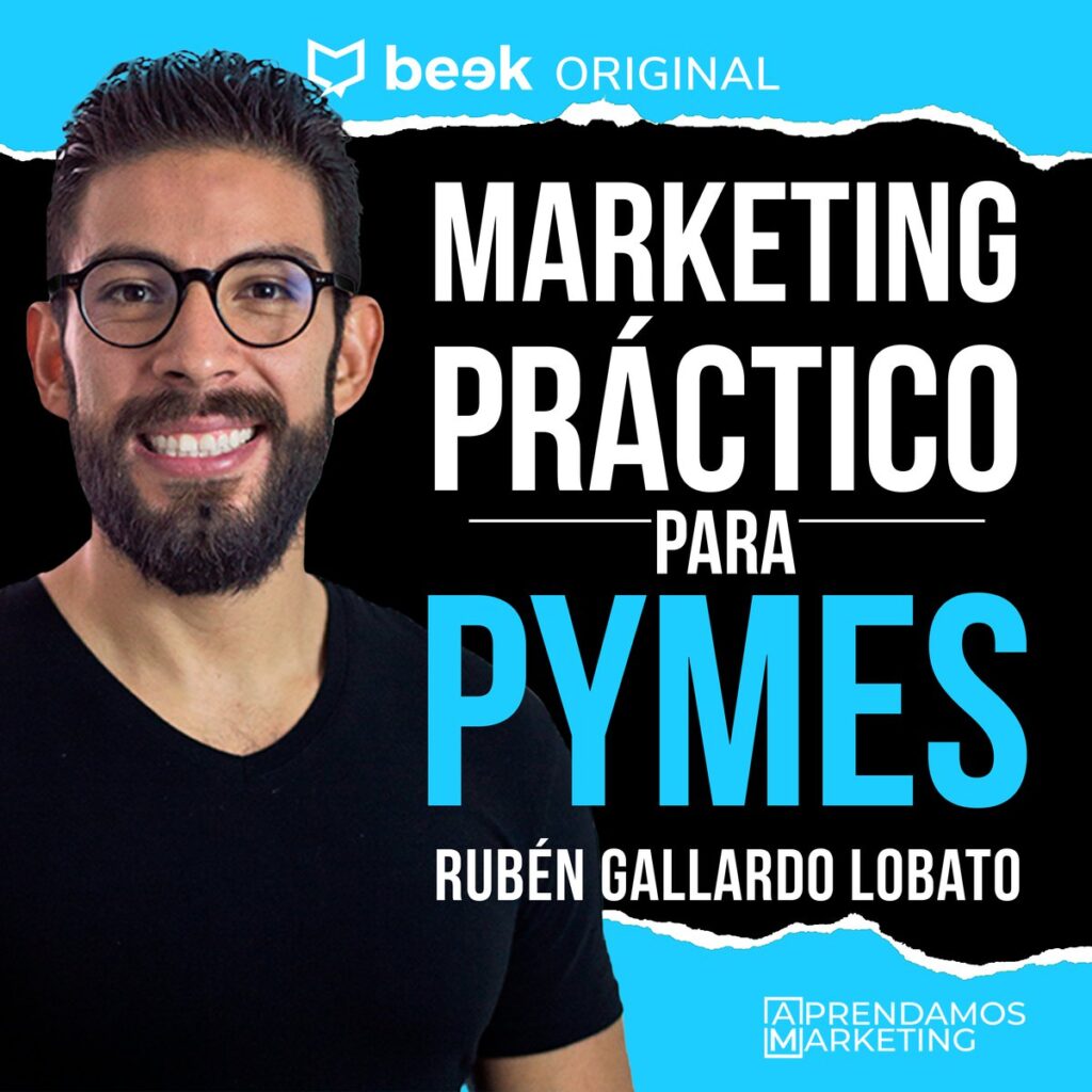 Ruben gallardo con su libro de marketing práctico para Pymes